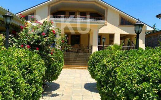 6 Room House / Villa for Sale in Baku