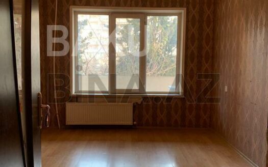 4 Room Old Apartment for Sale in Baku