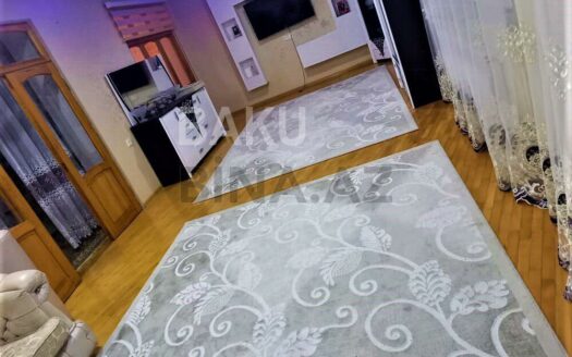 5-Room Old Apartment for Sale in Baku