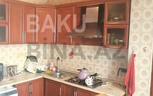 4 Room Old Apartment for Sale in Baku