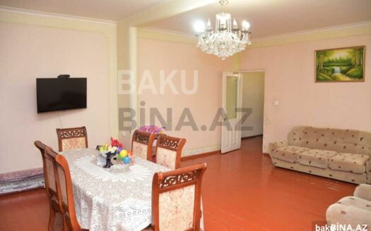 5-Room Old Apartment for Sale in Baku