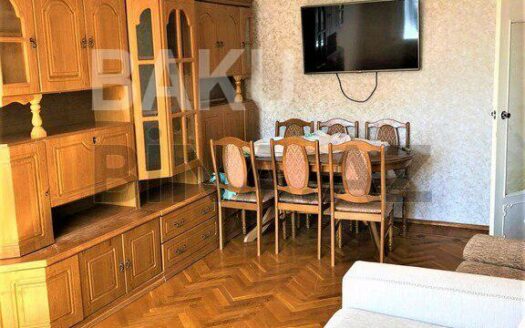 3 Room Old Apartment for Sale in Baku