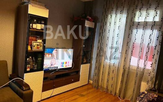 4 Room Old Apartment for Sale in Baku