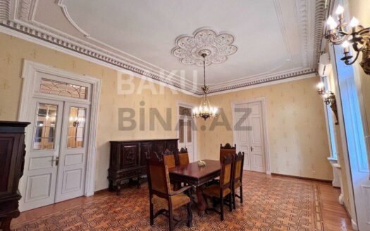 5-Room Old Apartment for Sale in Baku