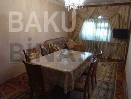 5-Room Old Apartment for Sale in Baku