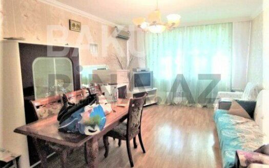 4 Room Old Apartment for Sale in Baku