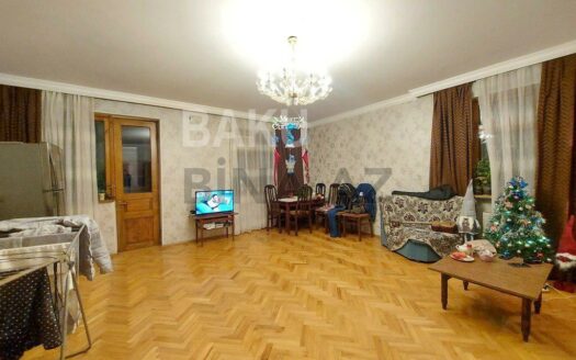 2 Rooms Old Apartment for Sale in Baku