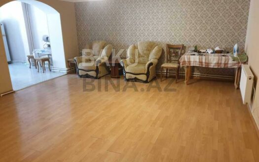 4 Room Old Apartment for Sale in Baku