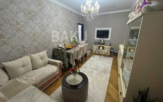 3 Room Old Apartment for Sale in Baku