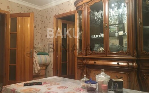 3 Room Old Apartment for Sale in Baku