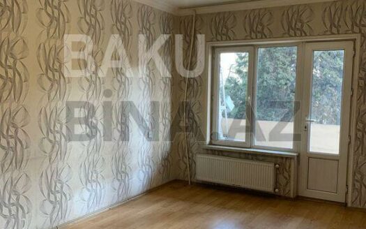 4 Room Old Apartment for Sale in Baku