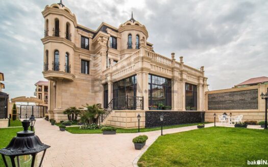 7 Room House / Villa for Sale in Baku