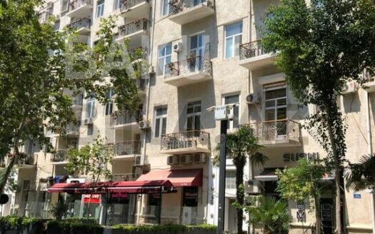 3 Room Old Apartment for Sale in Baku