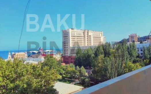 3 Room Old Apartment for Sale in Baku