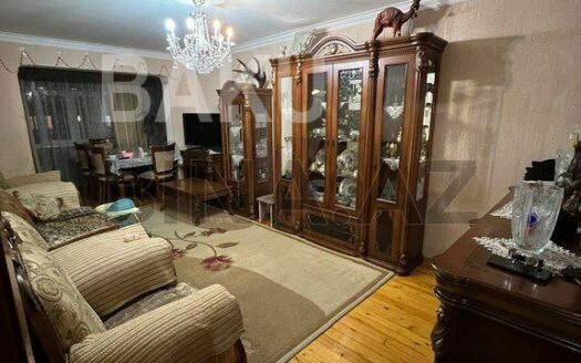 4 Room Old Apartment for Sale in Baku