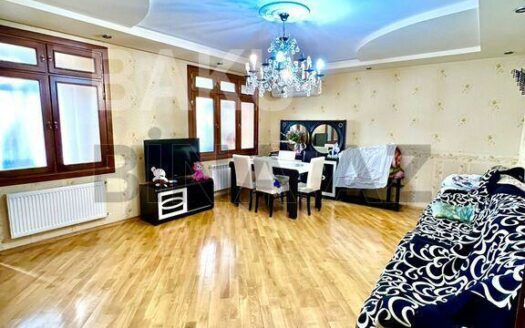 4 Room Old Apartment for Sale in Baku