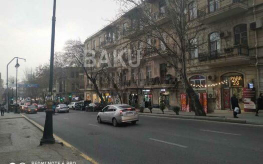 6-Room Old Apartment for Sale in Baku