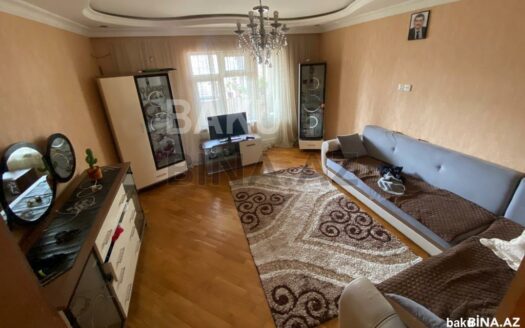 3 Room Old Apartment for Sale in Baku