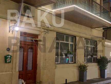 3 Room Old Apartment for Sale in Baku