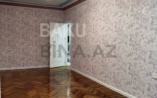 4 Room Old Apartment for Sale in Baku