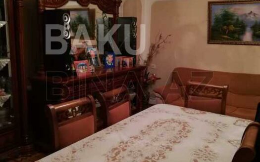 4 Room Old Apartment for Sale in Baku