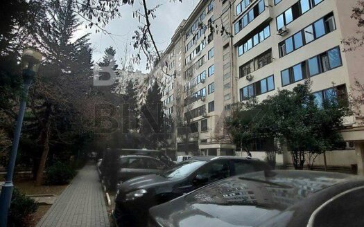 5-Room Old Apartment for Sale in Baku