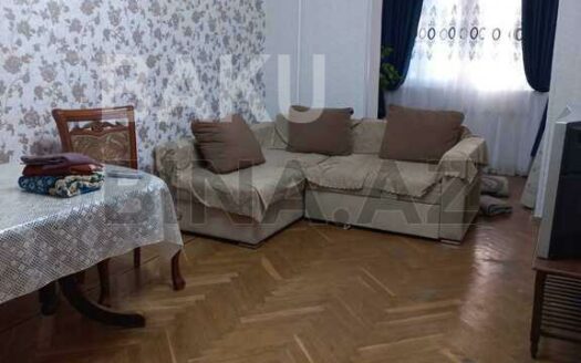 5-Room Old Apartment for Sale in Baku