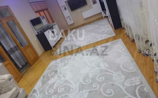 5-Room Old Apartment for Sale in Baku