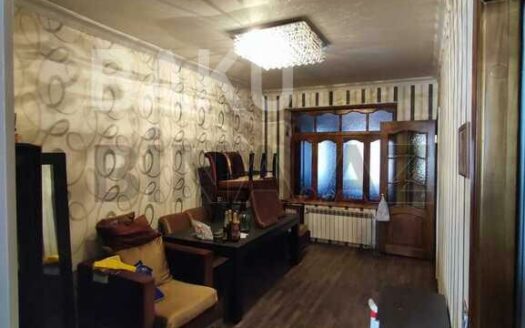 5-Room Old Apartment for Sale in Baku