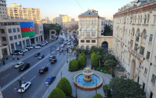 3 Room Old Apartment for Sale in Baku