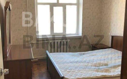 3 Room Old Apartment for Sale in Baku