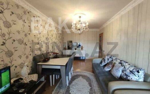 4 Room Old Apartment for Sale in Baku