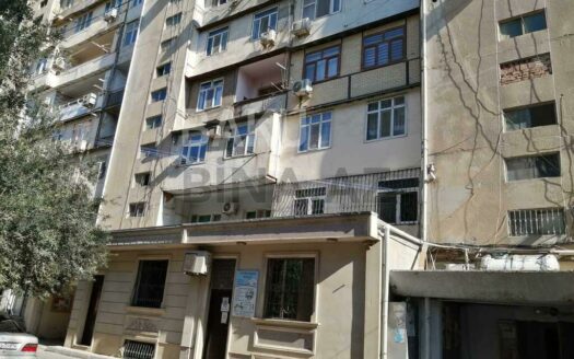 4 Room Old Apartment for Sale in Baku