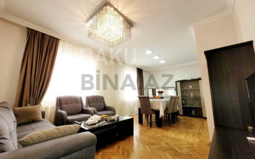 5-Room Old Apartment for Sale in Baku