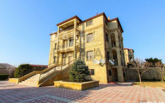 7 Room House / Villa for Sale in Baku