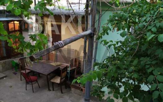 2 Rooms Old Apartment for Sale in Baku