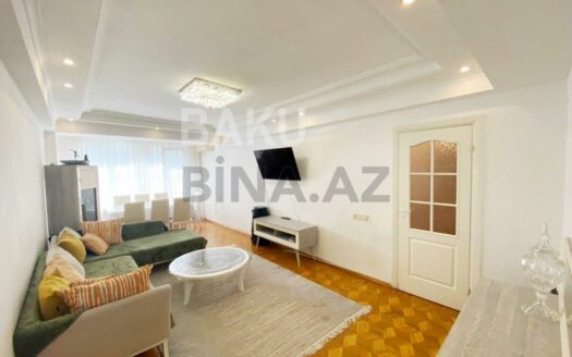 3 Room Old Apartment for Sale in Baku