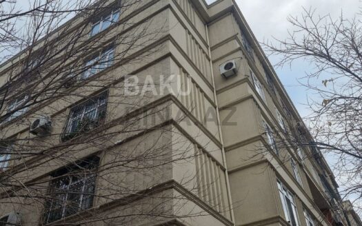 4 Room Old Apartment for Sale in Baku