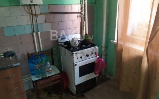 5-Room Old Apartment for Sale in Baku