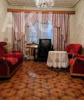 3 Room Old Apartment for Sale in Baku