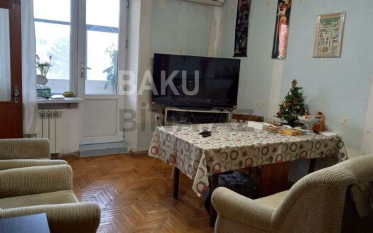 3 Room Old Apartment for Sale in Baku