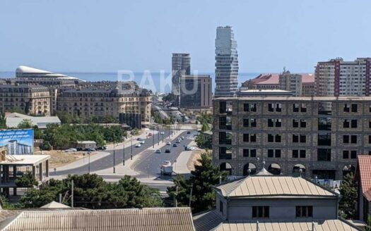 5-Room Old Apartment for Sale in Baku