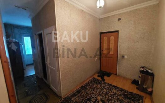 5-Room Old Apartment for Sale in Baku