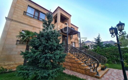 8 Room House / Villa for Sale in Baku