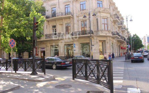 3 Room Old Apartment for Sale in Baku