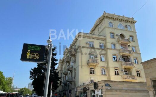 4 Room Old Apartment for Sale in Baku