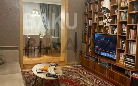 3 Room Old Apartment for Sale in Baku