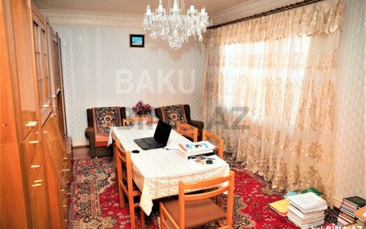 4 Room Old Apartment for Sale in Baku