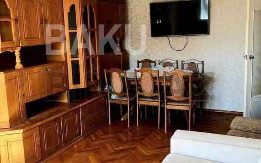 3 Room Old Apartment for Sale in Baku