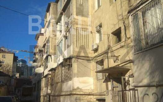 2 Rooms Old Apartment for Sale in Baku